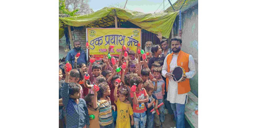 एक प्रयास मंच ने स्लम बस्ती के बच्चों के साथ खेली होली, बांटे रंग-गुलाल व पिचकारी 